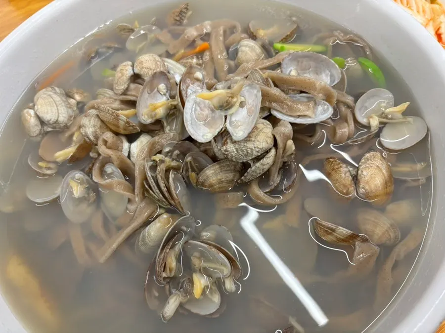산더미처럼 쌓인 바지락 칼국수