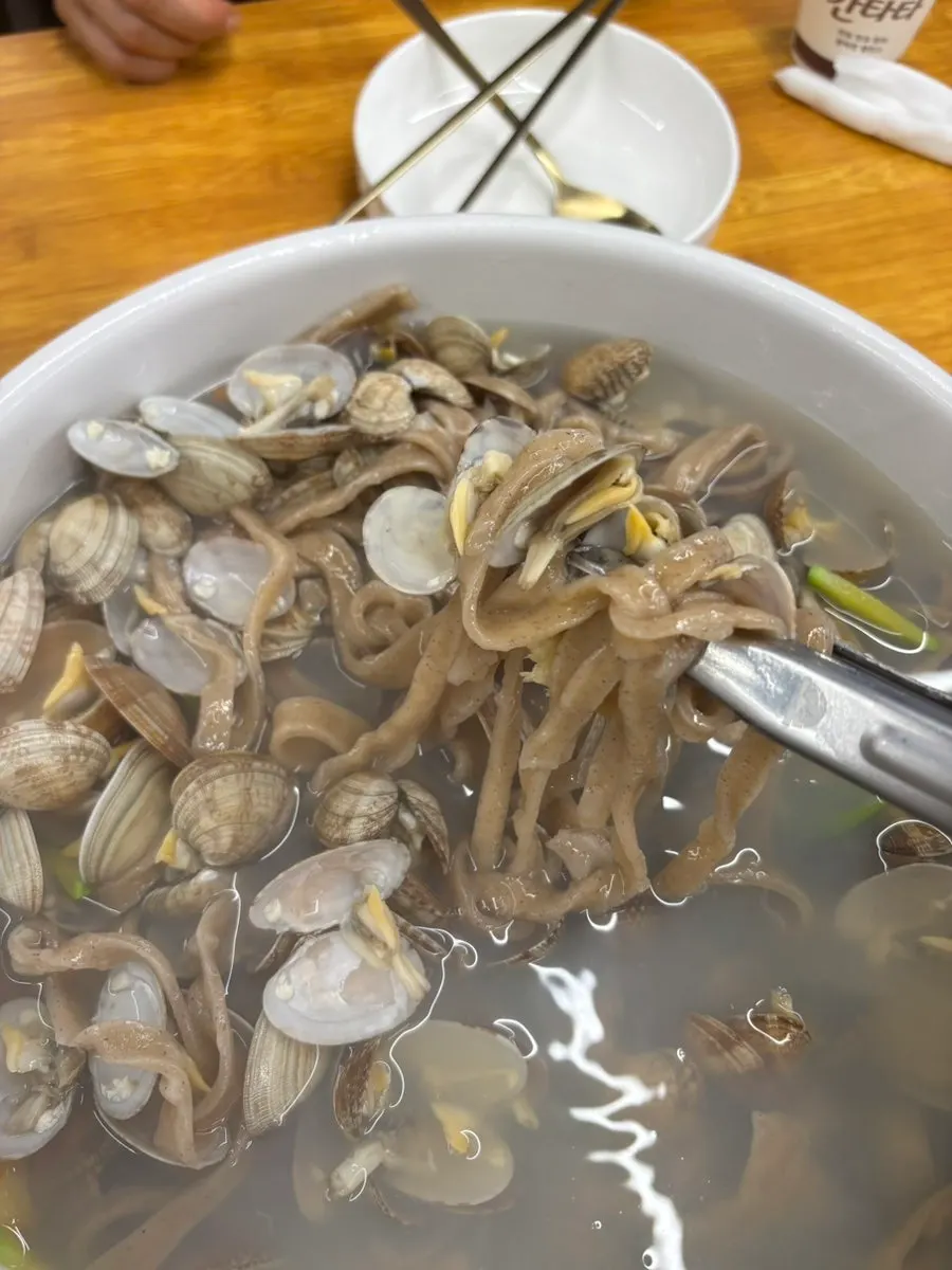 바지락과 황태 육수 칼국수 클로즈업