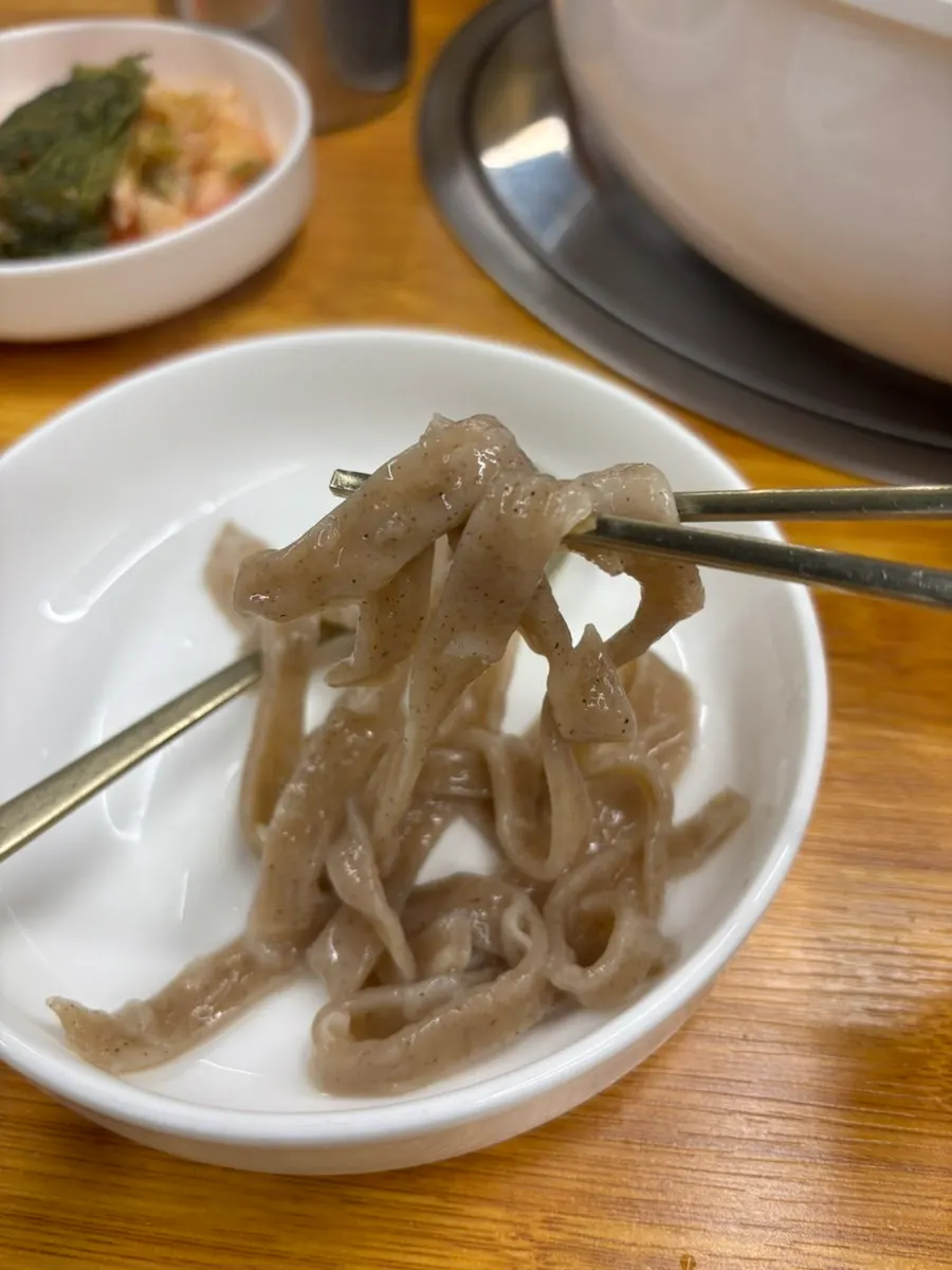 손으로 빚은 순메밀 칼국수 면