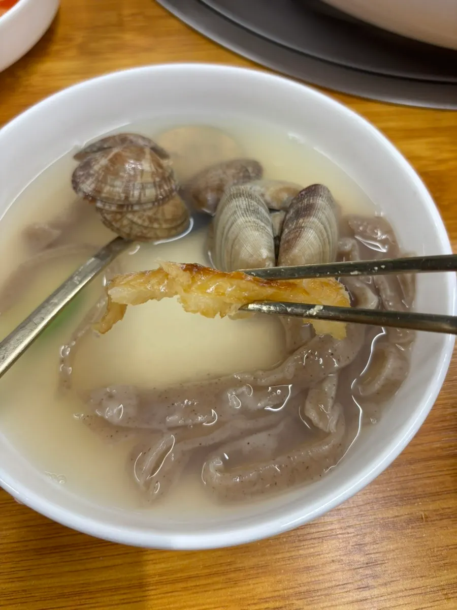 메밀면을 건져 올린 모습