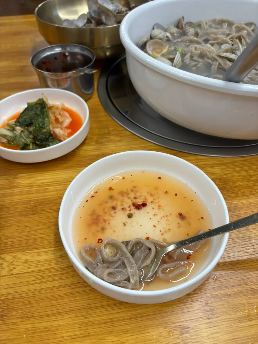 국물 속 큼직한 황태채
