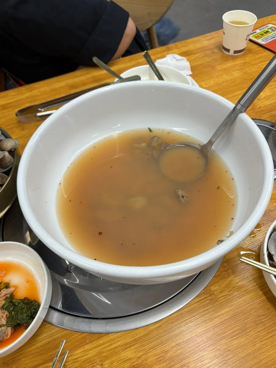 다데기를 풀어 먹는 메밀바지락칼국수