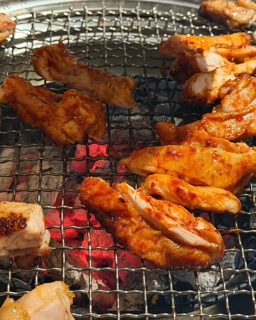 숯불에 구워지는 초벌 닭갈비
