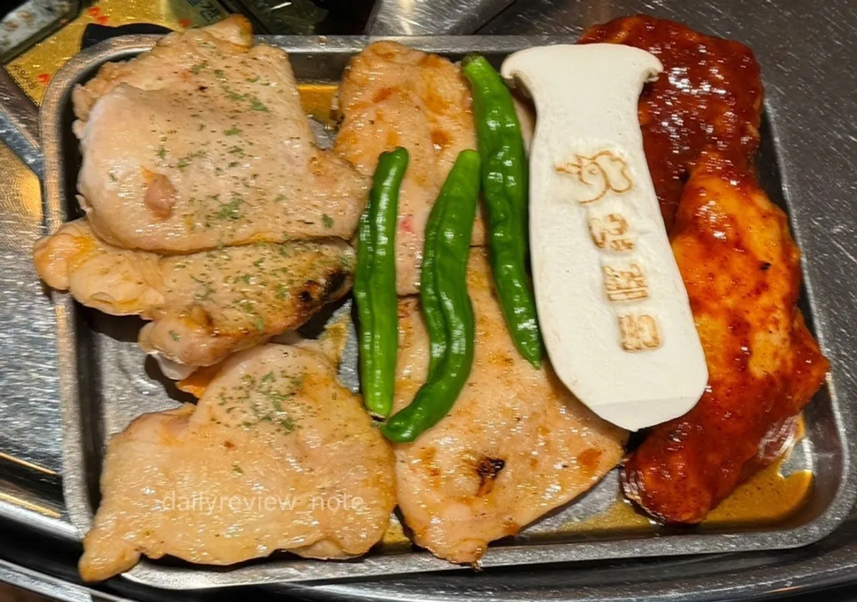 불판에 올린 소금·간장·고추장 닭갈비 3인분