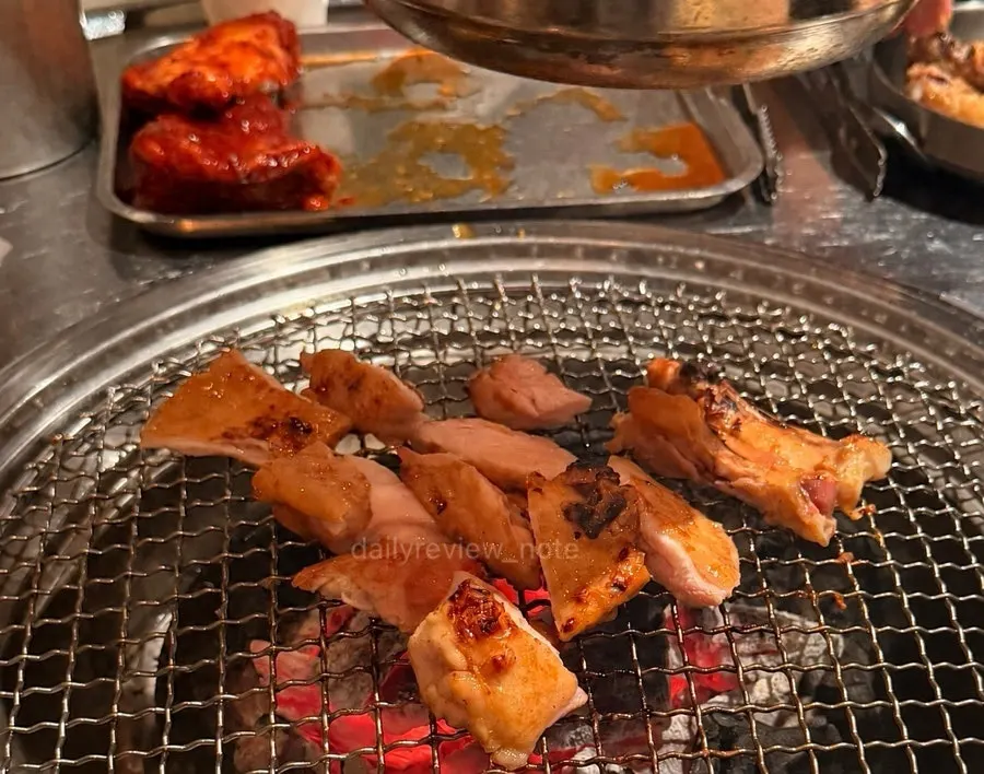 숯불에서 익어가는 닭갈비