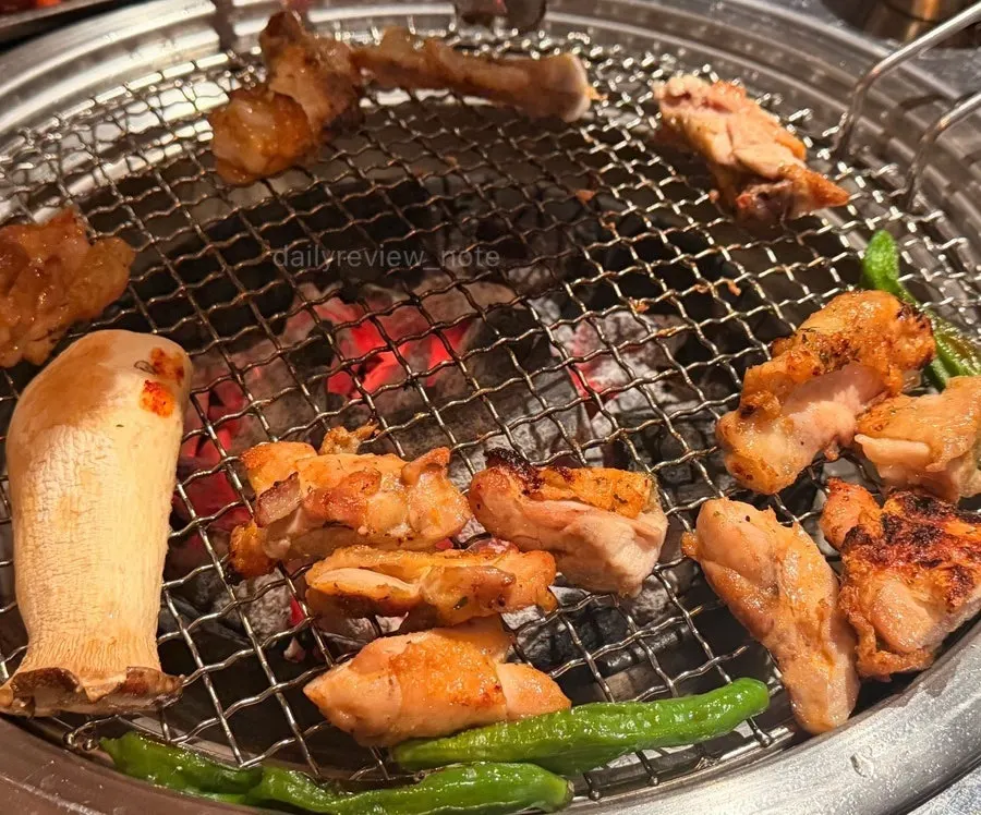 노릇하게 구워진 간장 닭갈비