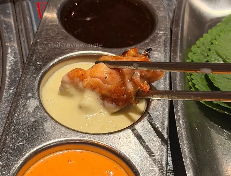 먹기 좋게 자른 간장 닭갈비