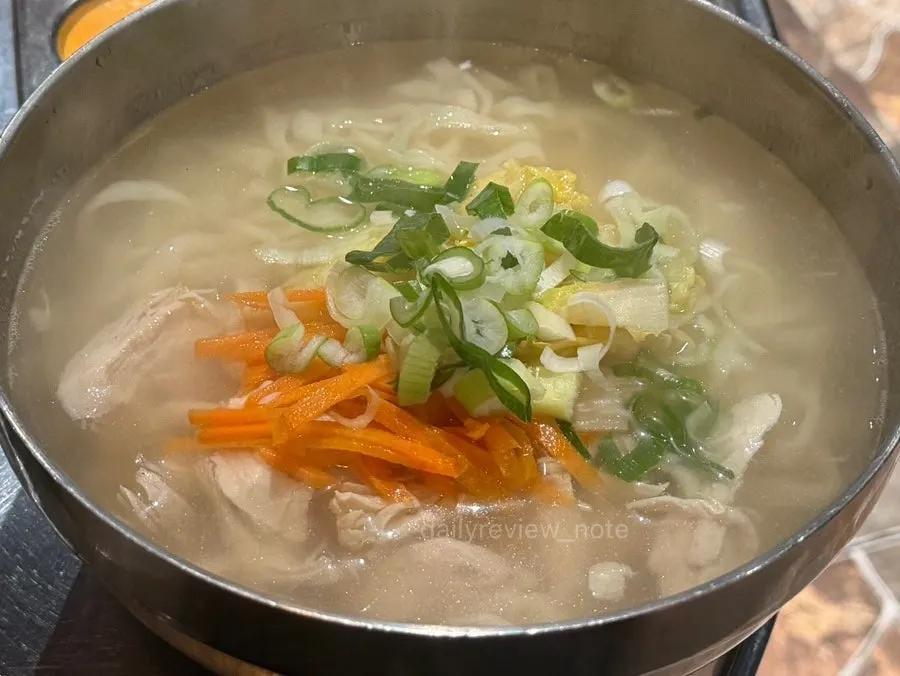 닭갈비를 올린 날치알주먹밥 한입