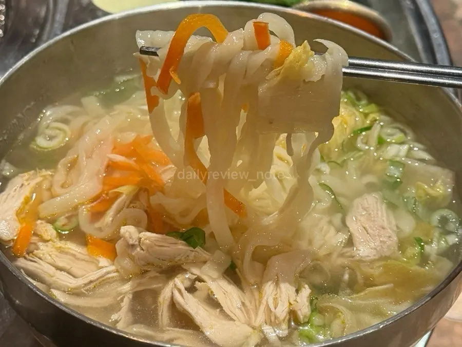 커다란 그릇에 담긴 닭칼국수