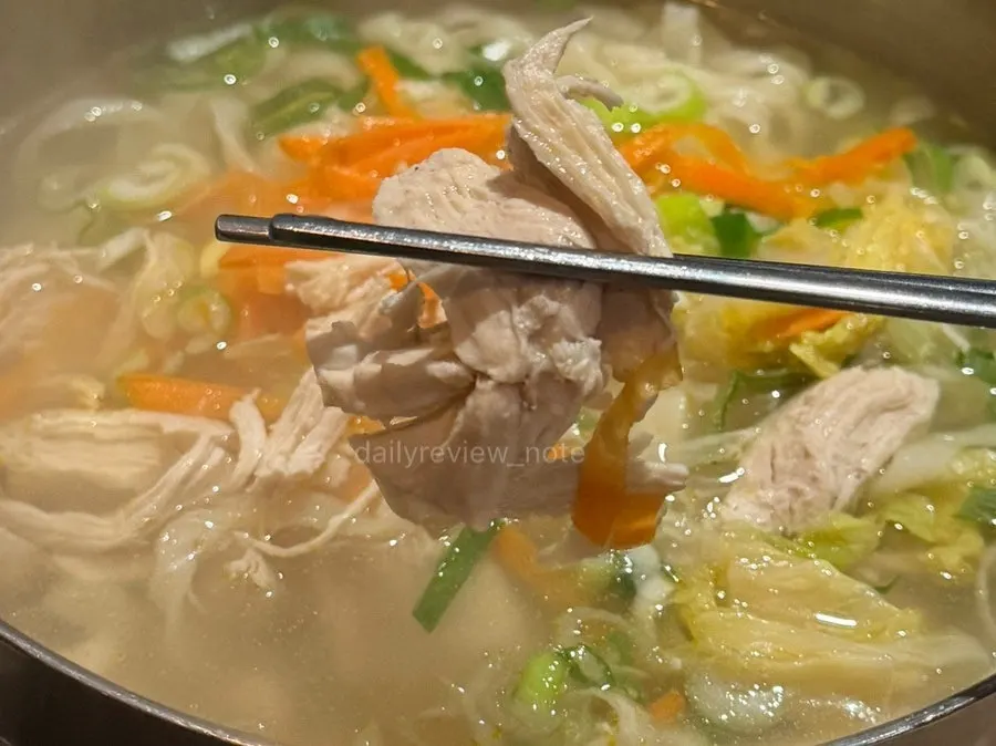 칼국수 면과 닭고기를 건져 올린 모습