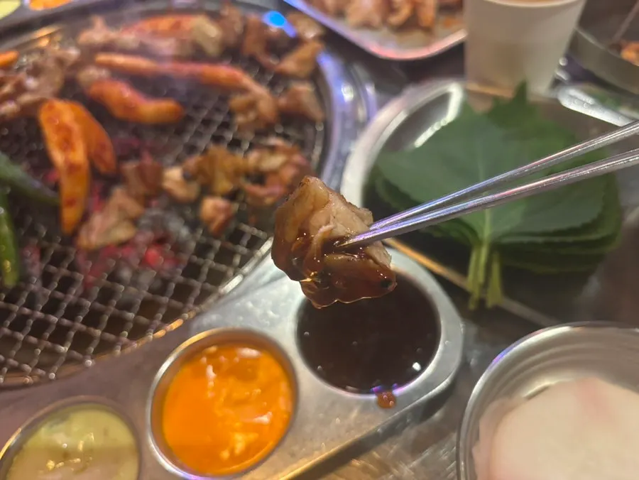 Dakgalbi and chicken cartilage on the grill