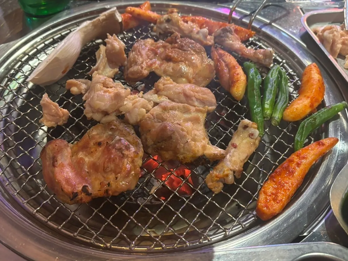 Final spread of charcoal dakgalbi at Yanggyegok