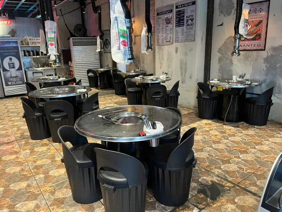 Yanggyegok dining hall seating with wide table spacing