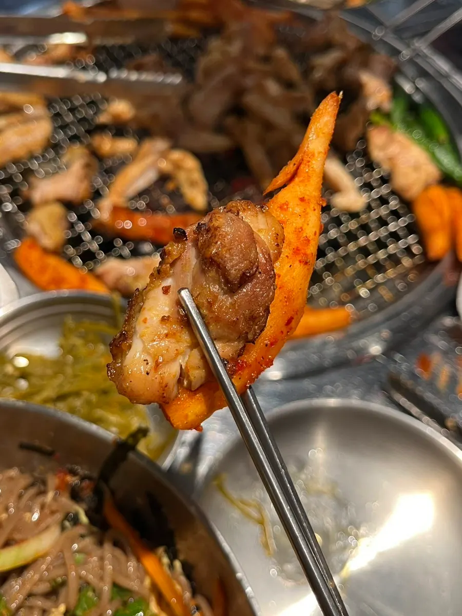 Nicely browned salt dakgalbi and grilled deodeok