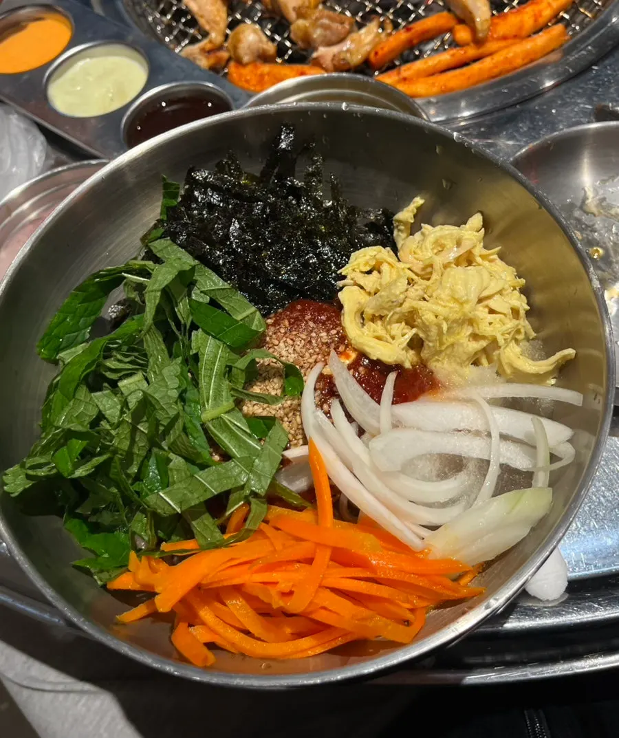 A bowl of bibim mak-guksu at Yanggyegok
