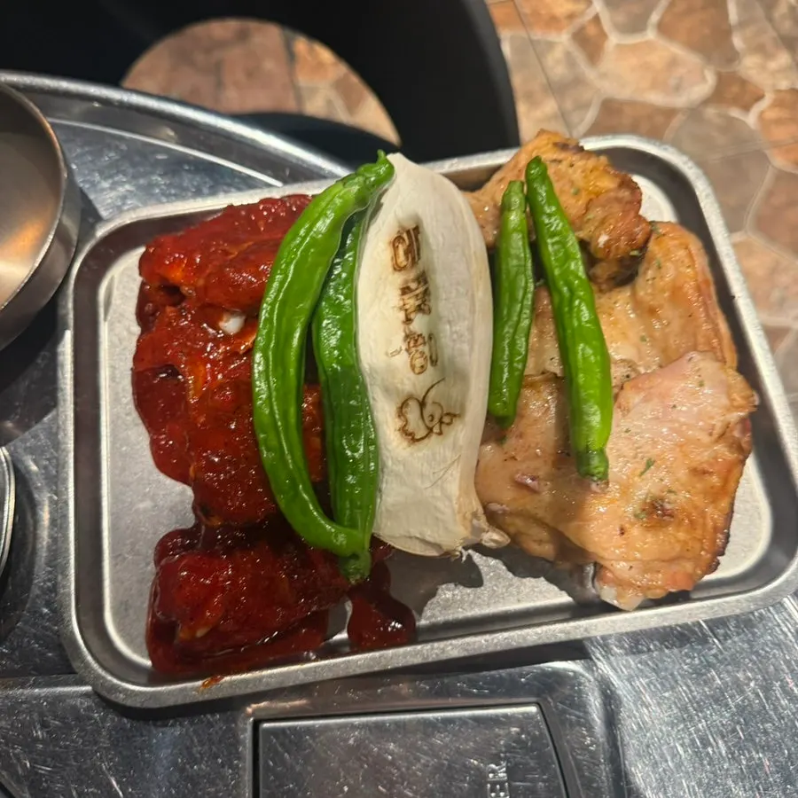 빨간 양념의 고추장 닭갈비와 양념더덕구이 한 접시
