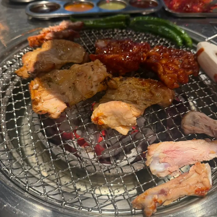 선홍빛 소금 닭갈비와 고추장 닭갈비 생고기 접시
