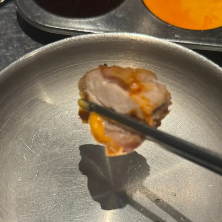 석쇠 불판에서 구워지는 소금 닭갈비와 채소