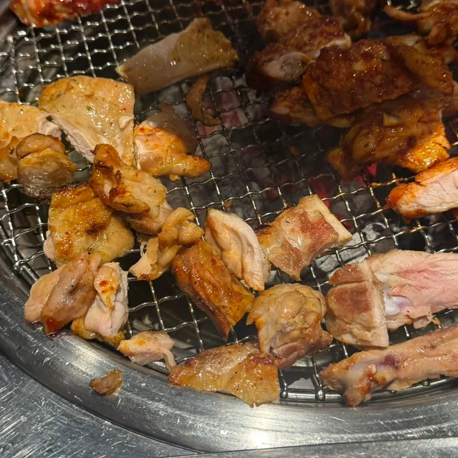 노릇하게 익은 소금 닭갈비 한 점