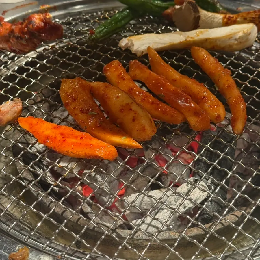 불판 위에 올린 매콤달콤 양념더덕구이