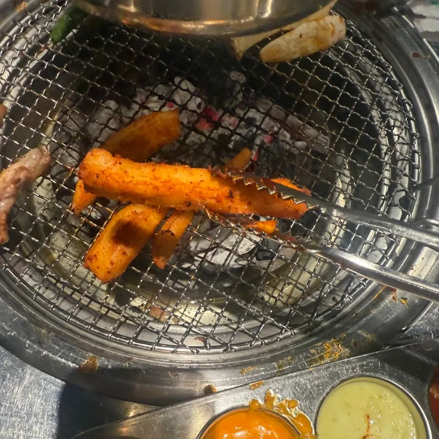 숯불 향이 배어 노릇하게 구워진 더덕
