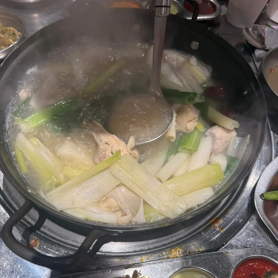 젓가락으로 집어 올린 더덕구이 한 점