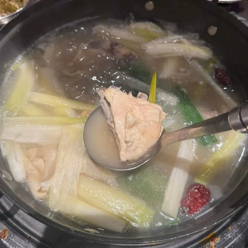 버너 위에서 끓는 대파 듬뿍 닭한마리 냄비