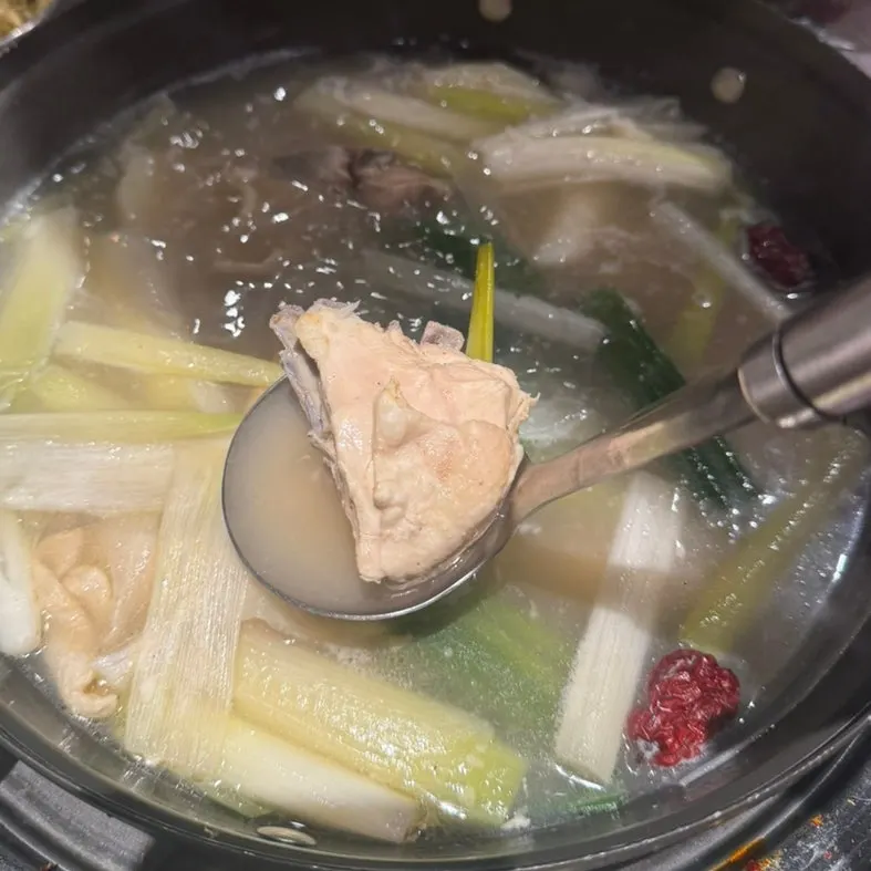 맑은 육수가 끓어오르는 닭한마리 국물