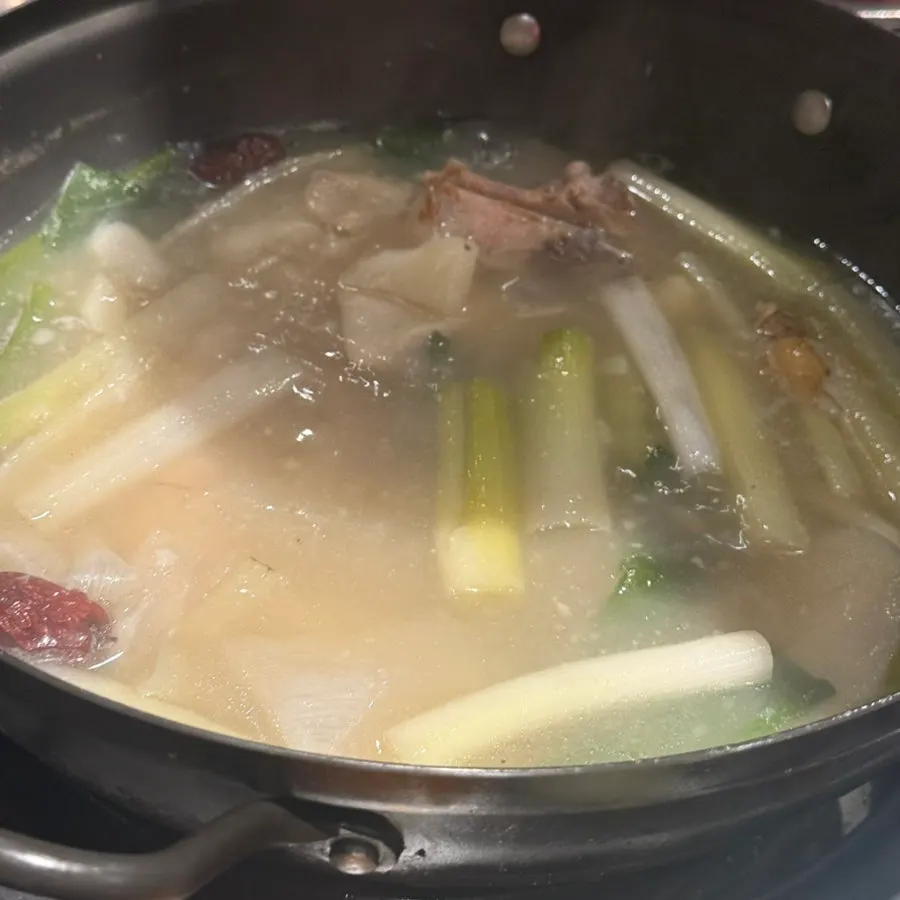 국자로 건져 올린 뽀얀 닭살코기