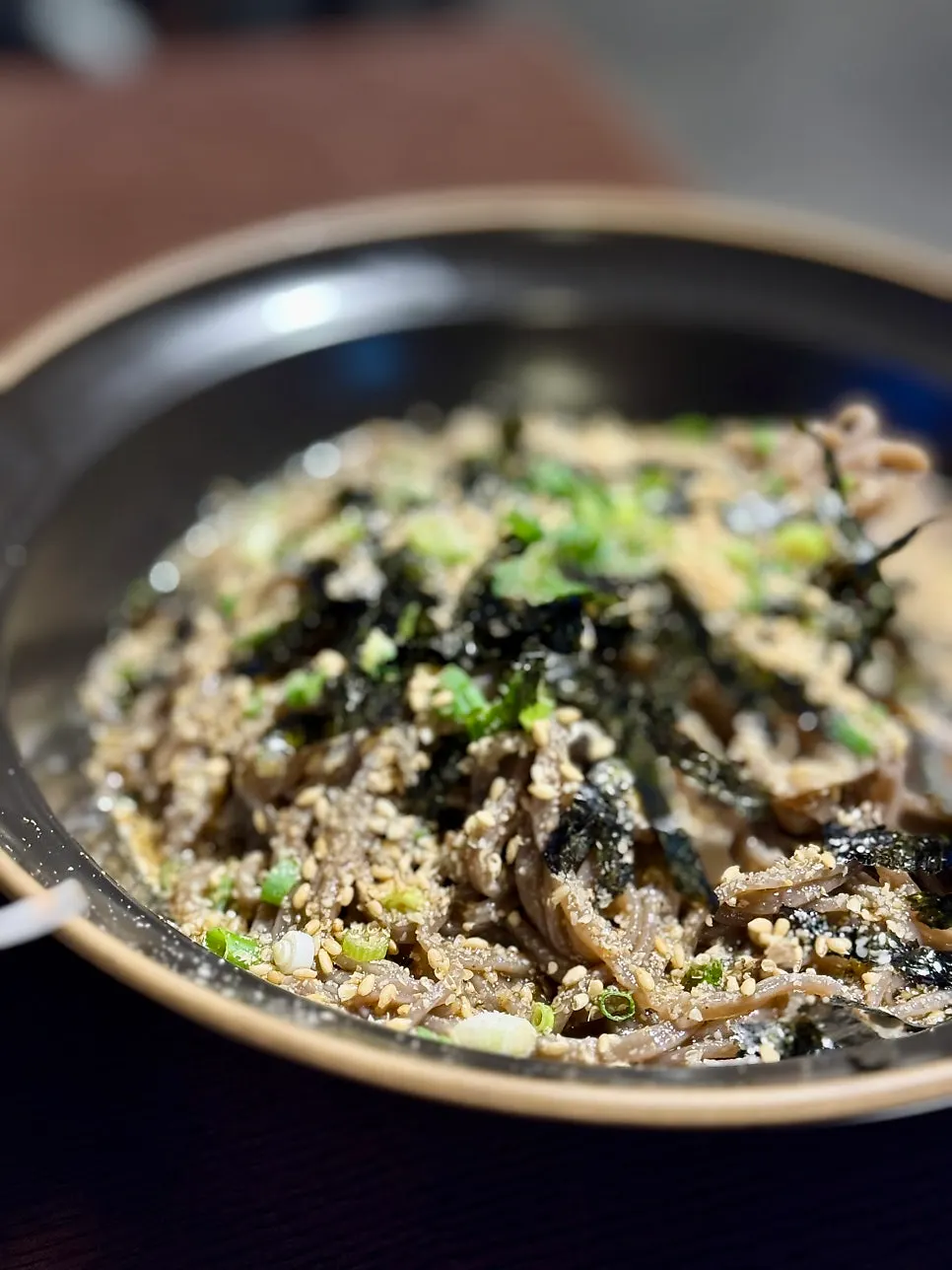 Buckwheat noodles from the perilla oil soba lifted up with chopsticks