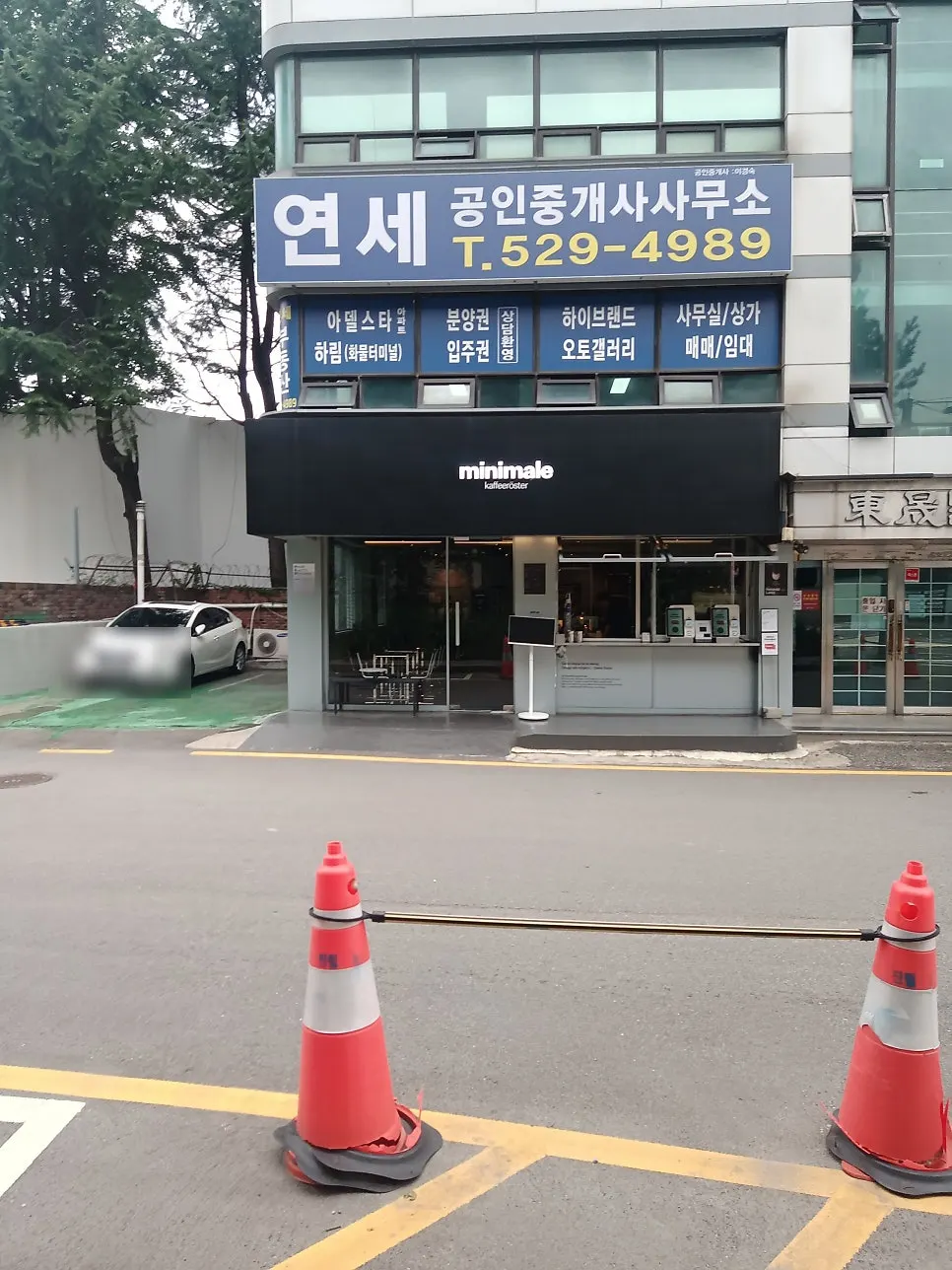 통창과 블랙앤화이트 인테리어 카페