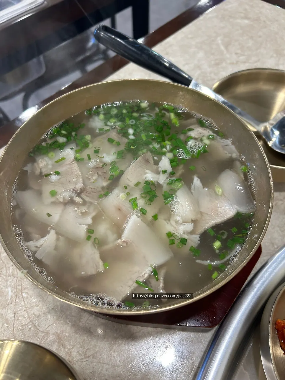 Yangjaeok's pork gomtang with clear broth and meat topping