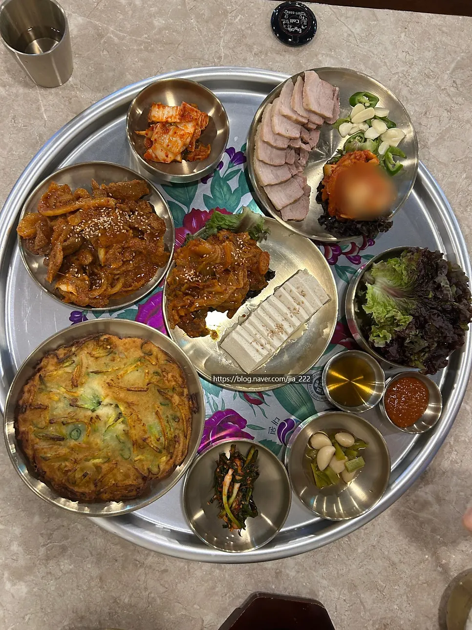 Yangjaeok's juanjang platter served on a large tray