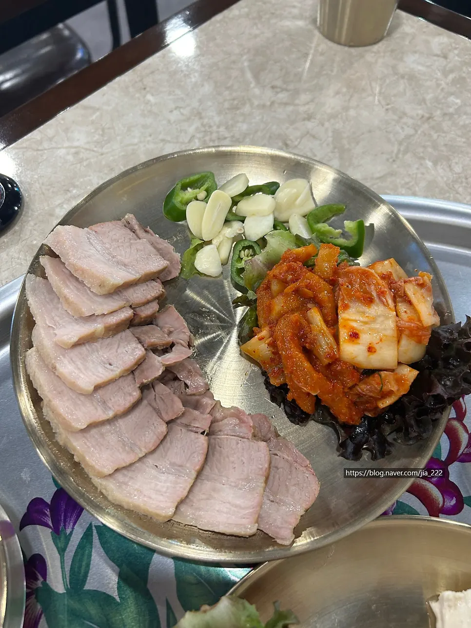 Juanjang bossam pork served with vegetables and bossam kimchi