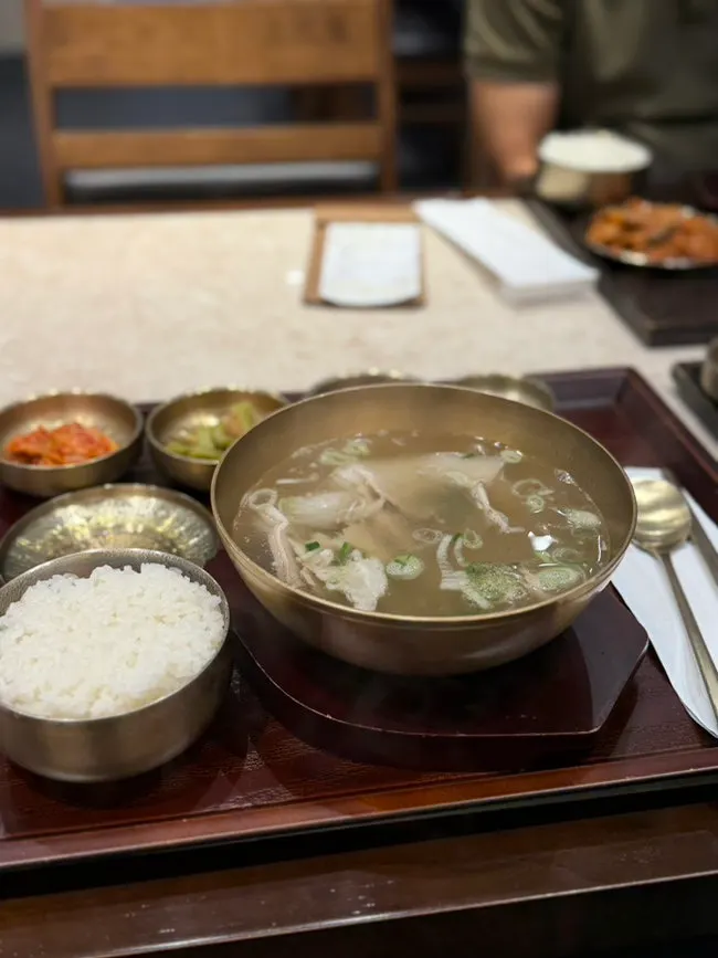 Milky pork gomtang broth with thin-sliced meat