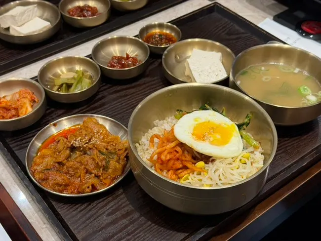 Yeolmu boribap topped with vegetables and a soft-boiled egg