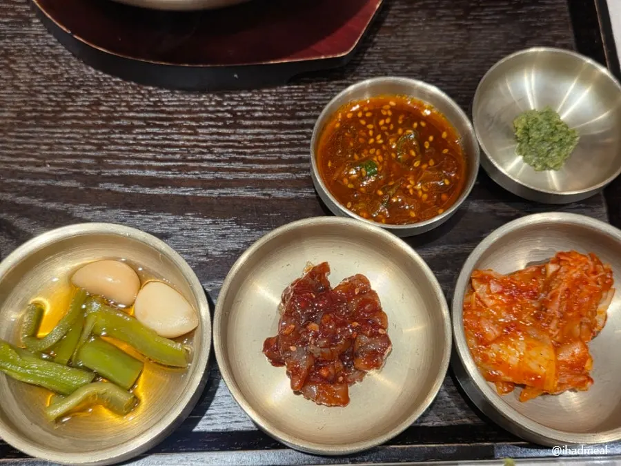 돼지국밥 반상에 곁들여 나온 두부와 제육볶음