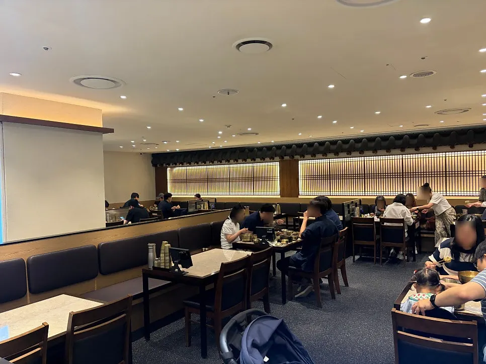 Interior decorated with wood and roof-tile accents