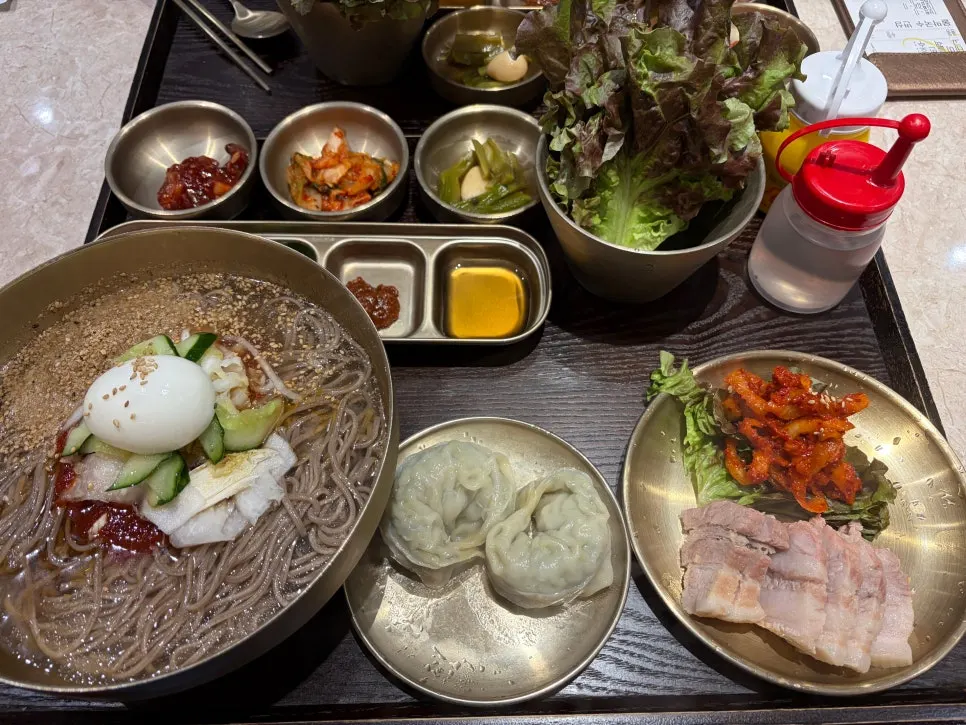 The full mul-makguksu set spread