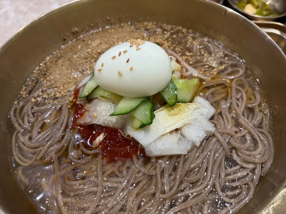 Mul-makguksu with buckwheat noodles and meat toppings