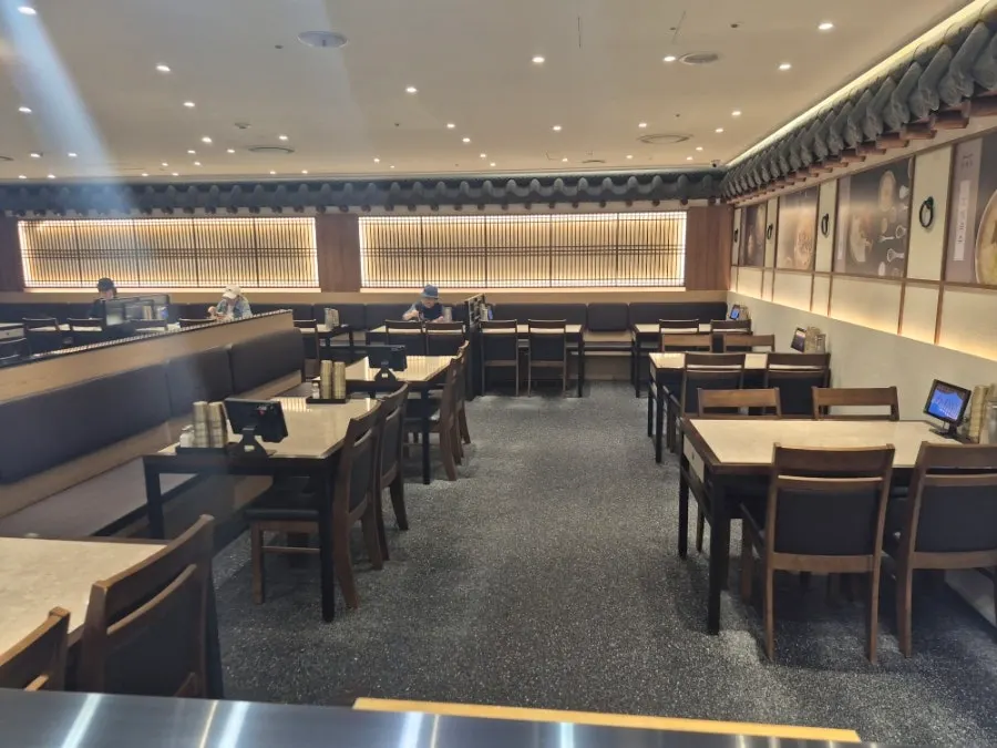 Spacious, clean seating inside Yangjaeok