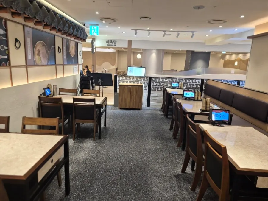 Table seating at Yangjaeok