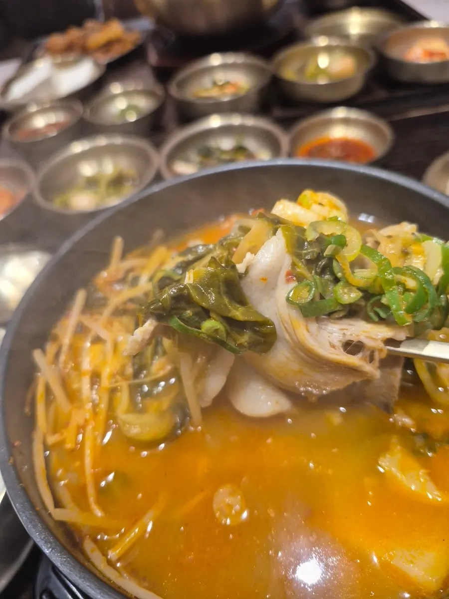 A spoonful of rice eaten with the spicy gomtang