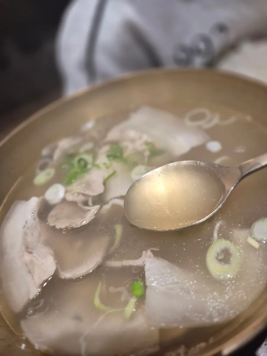 Clear pork gomtang with thinly sliced pork