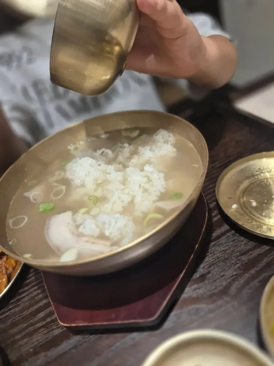 Mixing rice into the pork gomtang broth
