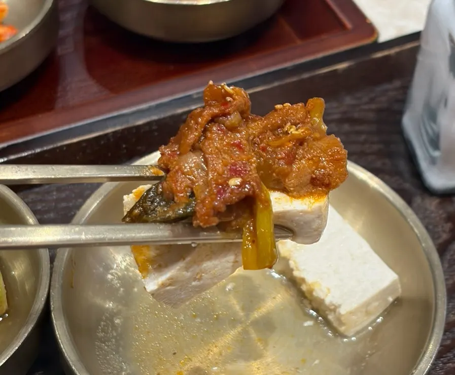 Sweet-spicy stir-fried pork served with the rice set