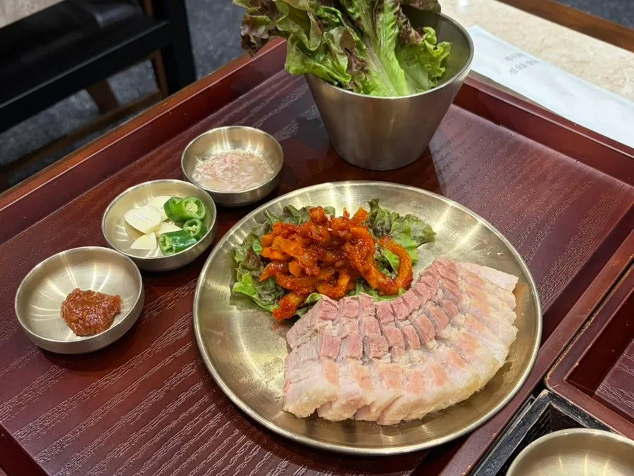A bite of tofu topped with stir-fried pork
