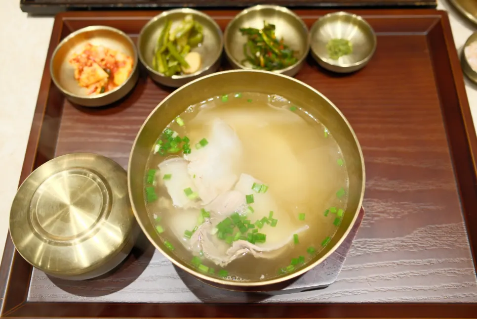나무 쟁반에 차려진 돼지곰탕 단품 한 상