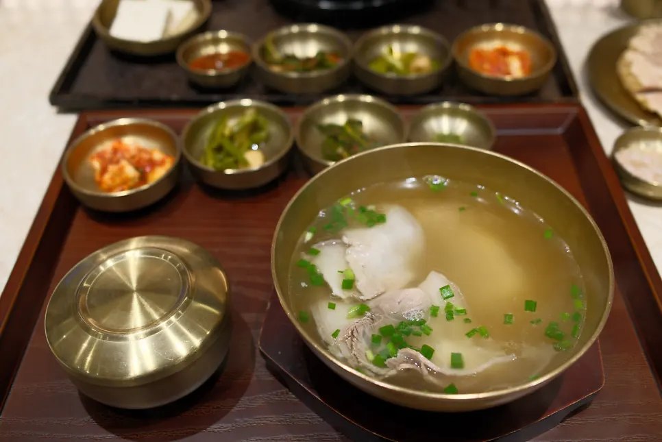 건더기가 보이는 맑은 돼지곰탕 국물
