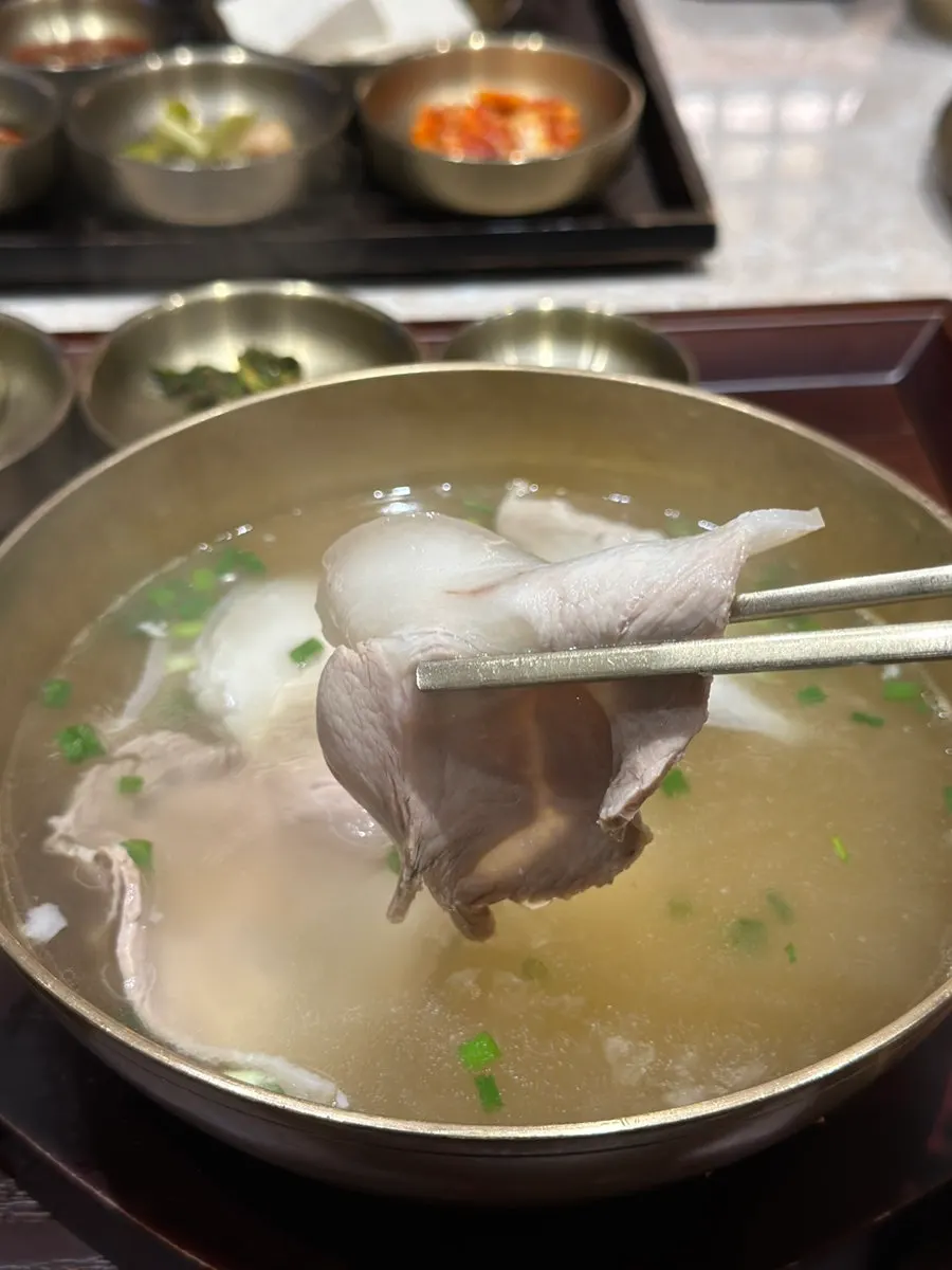 얇게 편으로 썬 돼지곰탕 고기